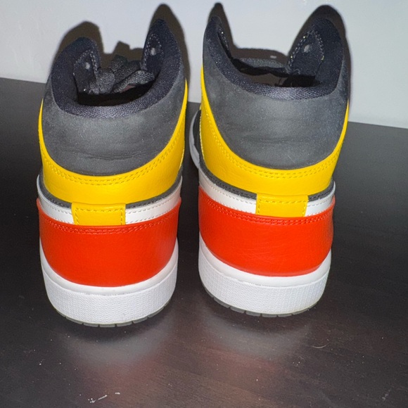 Jordan 1 Mid SE - Picture 4 of 6